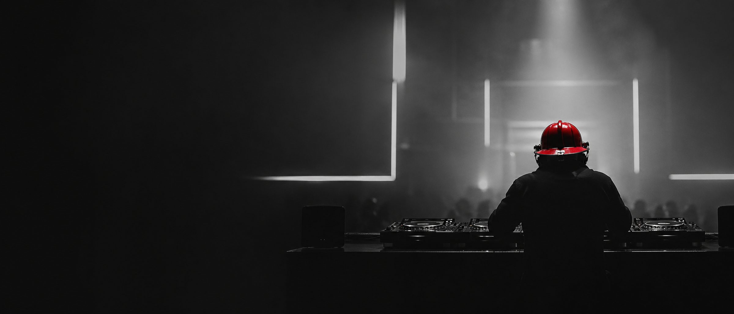 eznuk performing behind the decks
